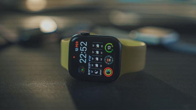 Ce este un smartwatch, cum funcționează și ce beneficii are față de un ceas obișnuit