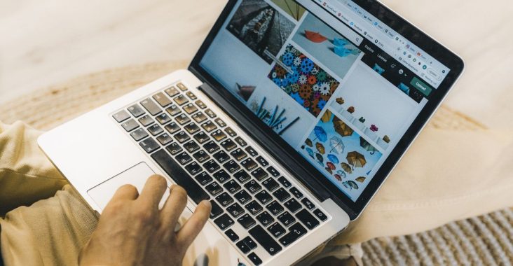 Persoană care lucrează pe laptop la conținut pentru reputația online a unui brand